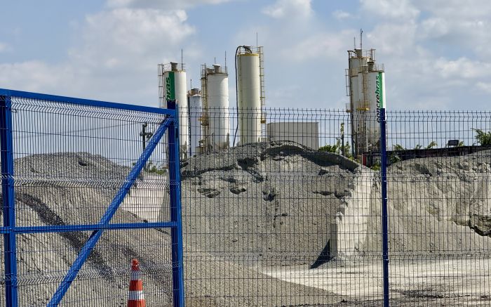 Moradores denunciam poeira e barulho vindos de canteiro de obras perto de condomínio em Itajaí (Foto: Gabi Rudolf)