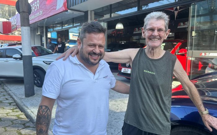  Valdemar recebe abraços e o carinho de ex-clientes, como Alexandre da Silva
( Fotos: Camila Diel)