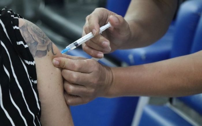Itajaí, Balneário Camboriú, Penha, Piçarras, Navegantes, Itapema, Bombinhas e Porto Belo oferecem doses enquanto aguardam campanha nacional da gripe