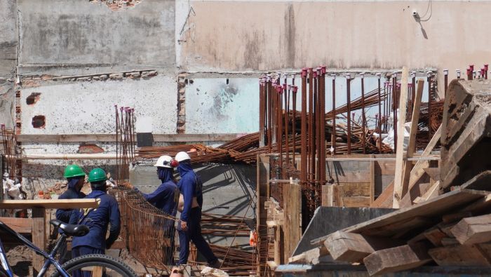 Iniciativas como feirões de empregos e cursos visam atrair e qualificar profissionais em setores da matriz econômica da região