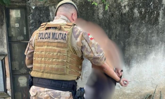 Ele tentou escapar pulando muros e telhados, mas acabou preso