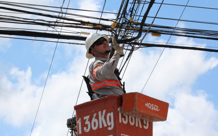 Fiscalização busca retirar cabos abandonados e organizar a fiação instalada nos postes em todo o estado (Foto: Divulgação)