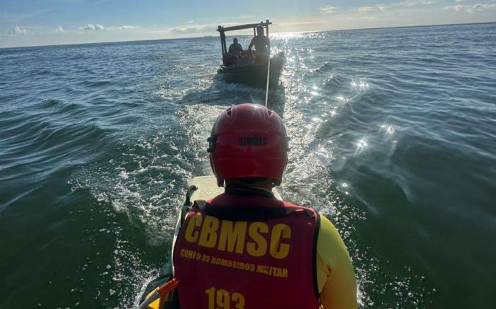 O barco sofreu uma pane perto da praia do Buraco; ninguém se feriu