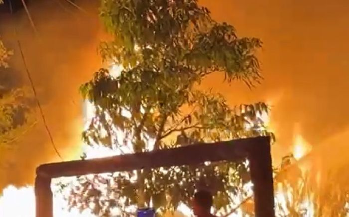 Fogo começou por volta das 20h e mobiliza equipes dos bombeiros