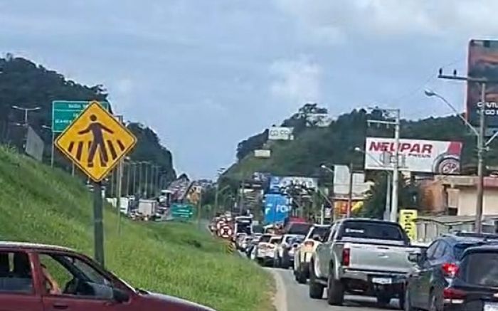 Congestionamento de cerca de 25 quilômetros foi no sentido Curitiba