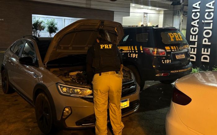 A PRF prendeu uma mulher com carro furtado de São Paulo (Foto: Divulgação PRF)