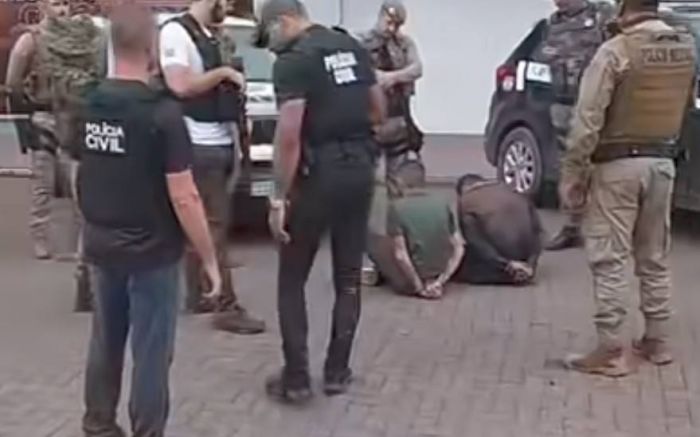 Arrombadores eram de Joinville e tentaram fugir através de área alagada. / Fotos Divulgação / PM