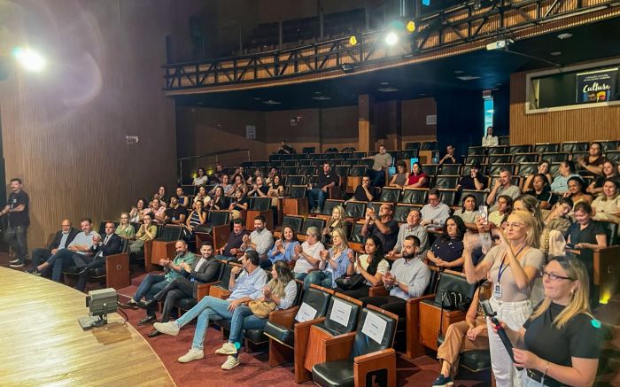 Posse de Zélia foi nesta segunda-feira, no teatro Bruno Nitz (Foto: Divulgação)