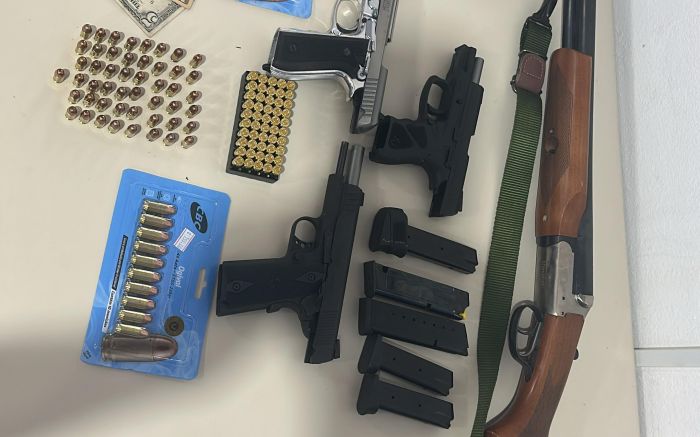 Cofre foi arrombado para apreensão de armas (Foto: Divulgação PCSC)