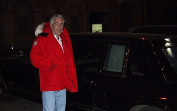 Imagem de Jeffrey Epstein presente nos documentos do “Epstein Files” no site do Departamento de Justiça dos EUA (Foto/Divulgação)