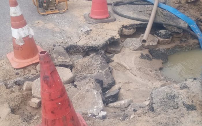 Emasa atua para consertar sistema na rua Chapecó após dano durante obra de drenagem da Secretaria de Obras de BC