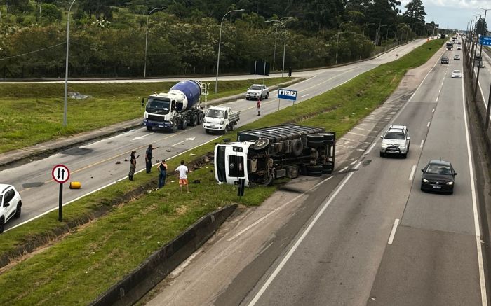 Caminhão tombou no canteiro lateral da BR 101, embaixo do viaduto de Porto Belo (Foto: Leitor)