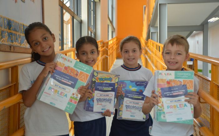 Kits didáticos foram entregues a alunos de escolas públicas de Navegantes (Foto: Prefeitura de Navegantes/Habina Silva)