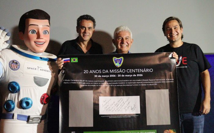 O astronauta Marcos Pontes lançou simbolicamente o primeiro foguete do Nave durante a inauguração do novo espaço educativo do Space Adventure (Foto: Gabi Rudolf)