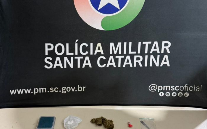 Traficante tentou fugir e deixou cair pacotes de cocaína (Foto: BPM)