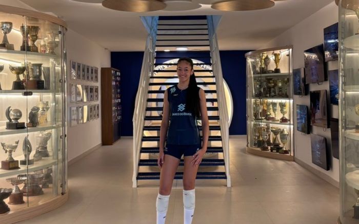 Aos 15 anos, Eduarda tem 1,96m e atua na posição de central (Foto: Divulgação)