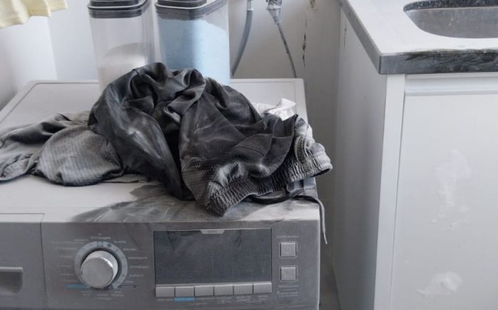 Fumaça saindo de apartamento no terceiro andar mobilizou bombeiros (Foto: Divulgação CBMSC)