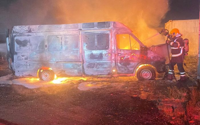 Furgão foi destruído pelo fogo no pátio da Polícia Civil no bairro Cidade Nova (Foto: Divulgação/CBBM)