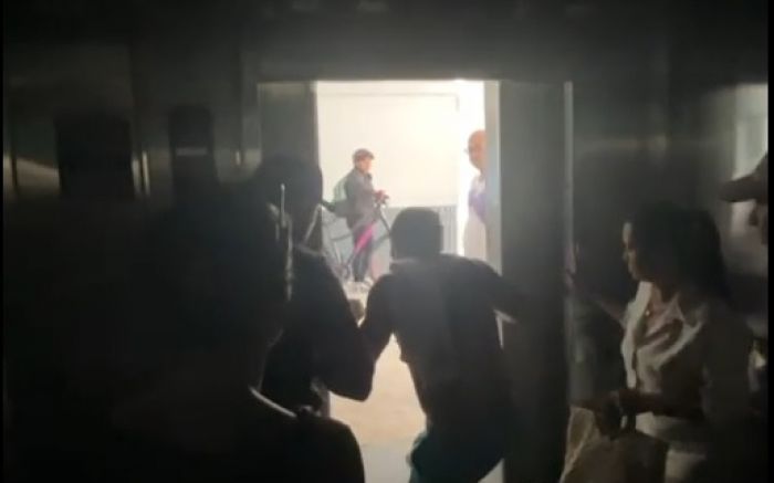 Queda de energia travou equipamento por quase 10 minutos; turistas forçaram porta pra sair