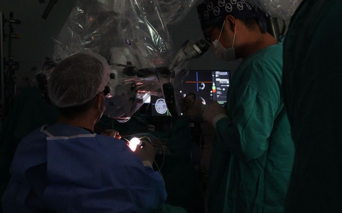 Nova tecnologia usada na Unimed Litoral faz células doentes brilharem durante a cirurgia