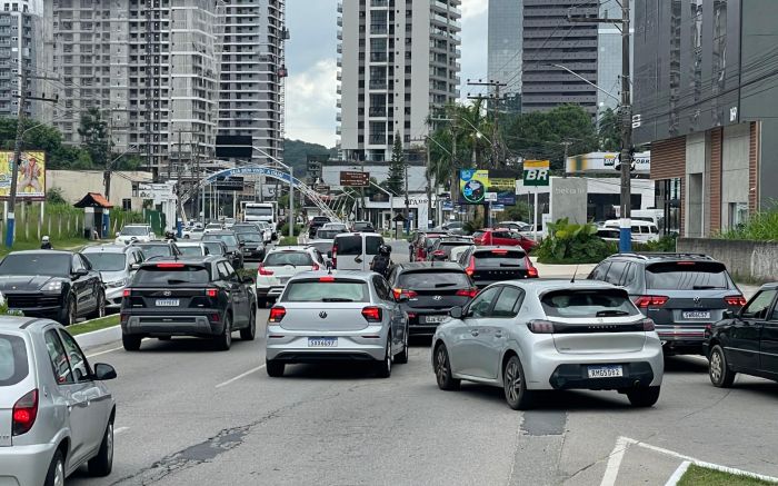 Motoristas enfrentaram filas com medo de desabastecimento (Foto: João Batista)