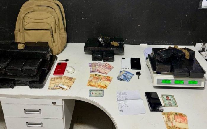 Quatro traficantes foram presos e mais de 24 kg de maconha apreendidos (Foto: Divulgação/PMSC)