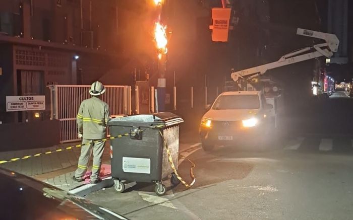 Fios energizados estavam soltos na via e na calçada na hora do rush (Foto: Divulgação/GMBC)