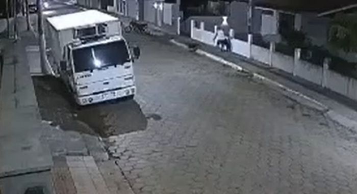 Câmeras de prédio flagraram o ataque (foto: reprodução)