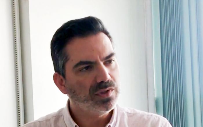 Médico Pablo Sebastian orienta moradores a confiar no trabalho dos servidores. (Foto: Arquivo).