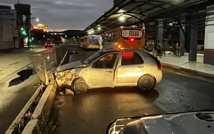 Um motorista bateu contra uma mureta dentro do Terminal Fazenda em Itajaí (Foto: Divulgação/Secom)