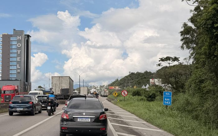 Reflexos do acidente entre caminhões continuam e congestionamento já chega a Itajaí no fim da manhã