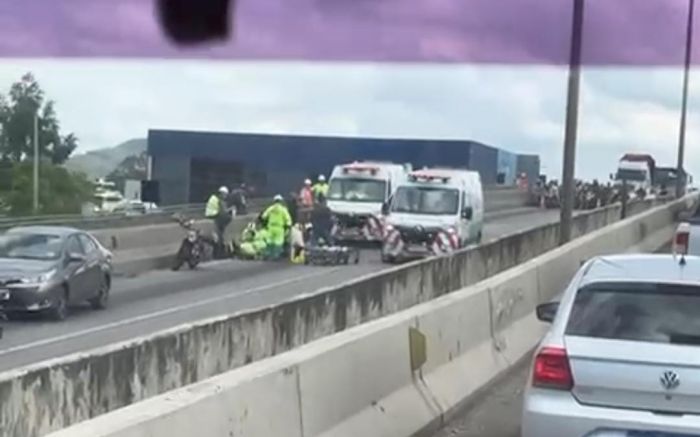 Acidente foi registrado em cima da ponte de Navegantes (Foto: Reprodução)