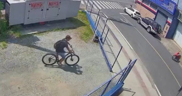 Crime foi registrado por câmeras de monitoramento (Foto: Reprodução)