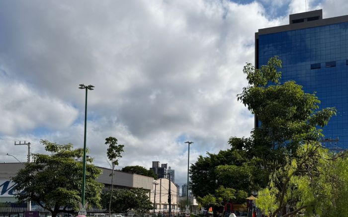 Sol aparece entre nuvens, com chance de chuva rápida (Foto: Arquivo)