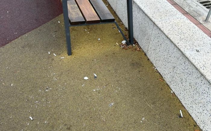 Espaço no centro acumula bitucas, escuridão e reclamações da comunidade (Foto: Gabi Rudolf)