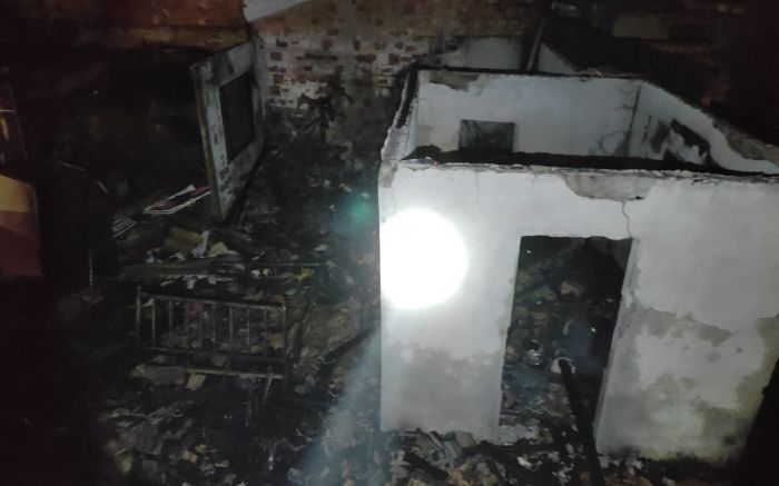 Incêndio exigiu combate intenso e trabalho de rescaldo no imóvel (Foto: Reprodução)
