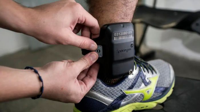 Monitoramento pode alertar vítima e polícia em tempo real (Foto: Tiago Stille/Gov. Ceará)