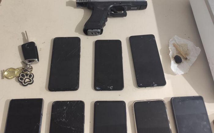 Polícia apreendeu celulares e arma fake usada no crime (Foto: Divulgação/PMSC)