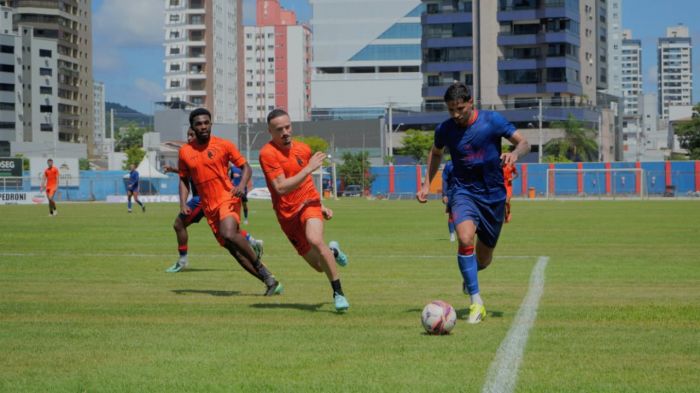 Técnico Emerson Cris utilizou 22 jogadores do Marcílio na atividade (Foto: Flavio Roberto)