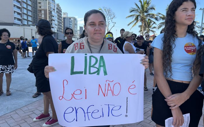 Legenda: Servidores da educação e da saúde protestaram na praça central da praia. (Crédito: Divulgação).