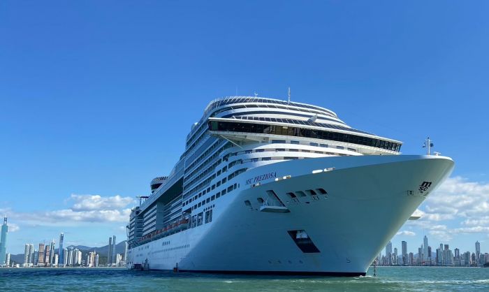 Navio chega às 7h15 no Terminal Portuário Atracadouro Barra Sul (Foto: Divulgação/MSC Preziosa)