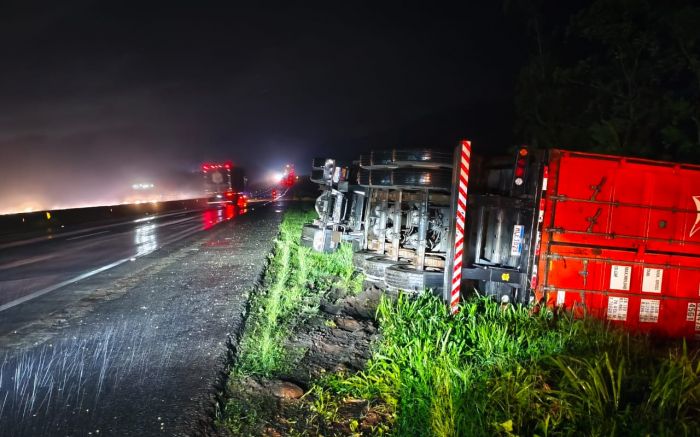 Um caminhão tombou na BR 101 em área de escape (Foto: Divulgação PRF/CBM)