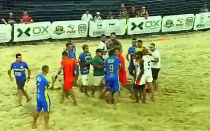 Briga rolou entre atletas do Arsenal Barreiro e Ukisobrou (Reprodução/Bate Bola SC)