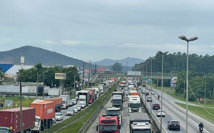 Fila chegou a 5 km e trânsito ficou lento em Itajaí e região
