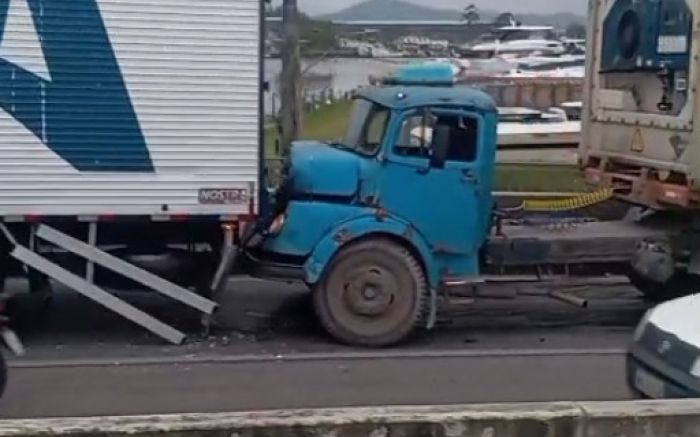 Um caminhão bateu na traseira de outro na BR 101, em Itajaí (Foto: Reprodução/Mari Costa)