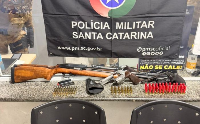 Armas foram apreendidas durante buscas em terreno em Tijucas (Foto: Divulgação/BPM)