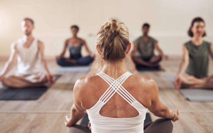 Prática combina alongamento, respiração e equilíbrio (Foto: Envato)