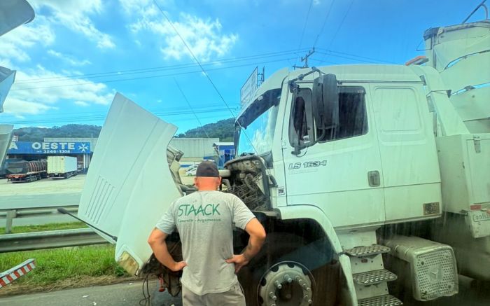 Caminhão teve problema mecânico na Canhanduba (Foto: Maria Alice)