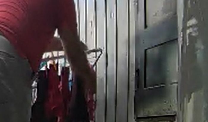 Câmera flagrou o homem furtando na Baía (Foto: Reprodução)