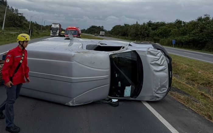 Furgão ficou tombado na pista após o acidente (Foto: Divulgação/CBVI)